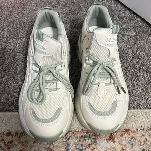 m.hvviw fashion tennis shoes size 8W. Off white and green